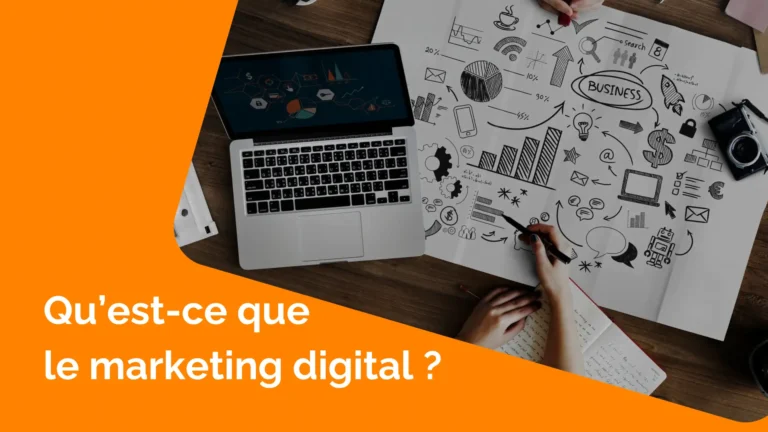Illustration du concept de marketing digital avec un ordinateur, un plan stratégique et des icônes représentant les leviers du digital.