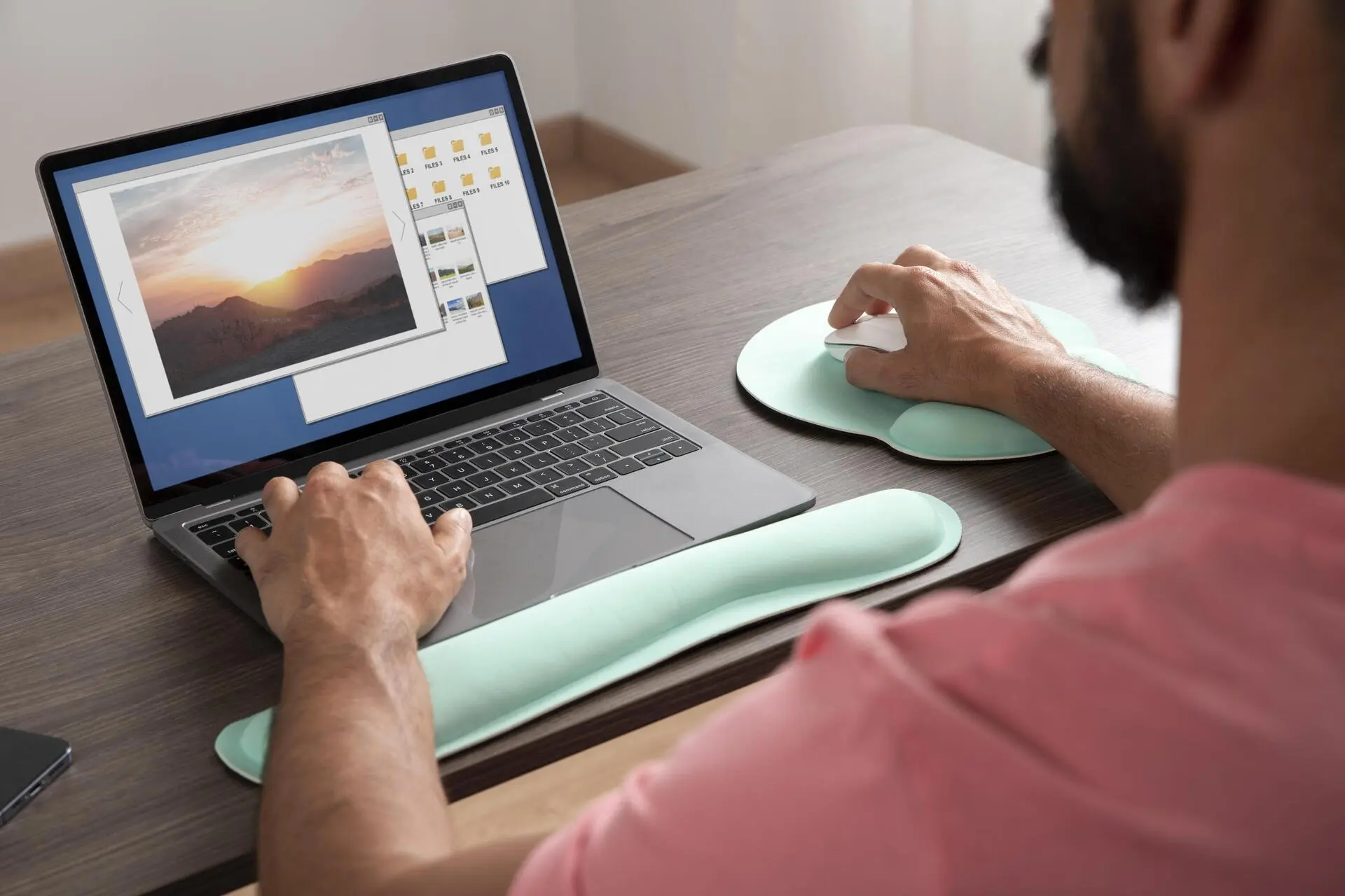 Un développeur web travaille sur un ordinateur portable en optimisant la structure d’une page web, avec une interface affichant un aperçu d’image et des fichiers de projet.